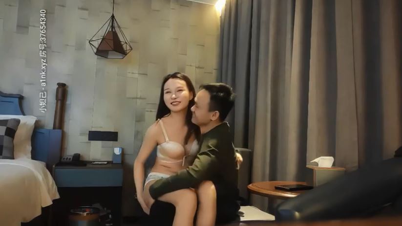 步宾探花今晚约了个高颜值白衣大长腿妹子啪啪，脱掉内裤掰穴特写口交上位骑坐抽插边摸阴蒂