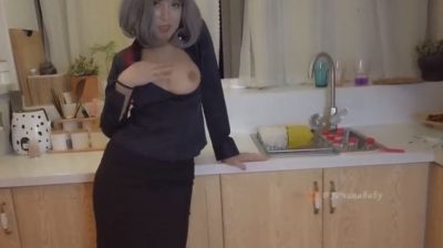 勾引闺蜜老公在日租房客厅悄悄做爱