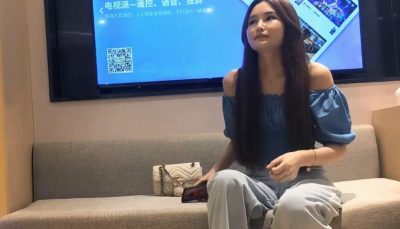 高顔值大長腿妹子近距離拍攝舔奶扣逼口交