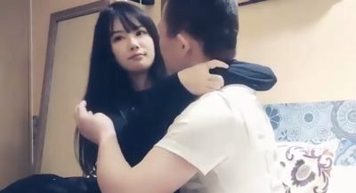 小天来一场性感露肩装妹子，在沙发上操舌吻舔奶摸逼，特写抱起来抽插撞击啪啪啪