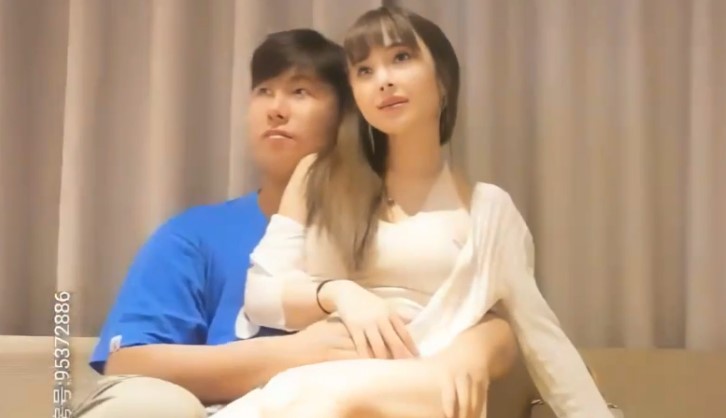 小宝寻花 極 品 美 乳 外 圍 妹 小 穴 看 著 挺 嫩 狂 摳 小 穴 瘋 狂 啪 啪