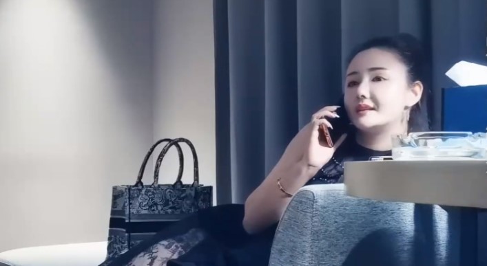 很 有 氣 質 的 美 少 婦 舌 吻 互 舔 調 情 擡 腿 猛 操