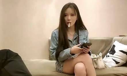 【天天去探花】千人斩小陈上场，顶级牛仔外套小姐姐，护士情趣装全套，开档内裤站立后入撞击