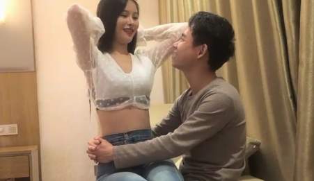 苗條長髮傻妹子，沒戴套插偷射進去一點點