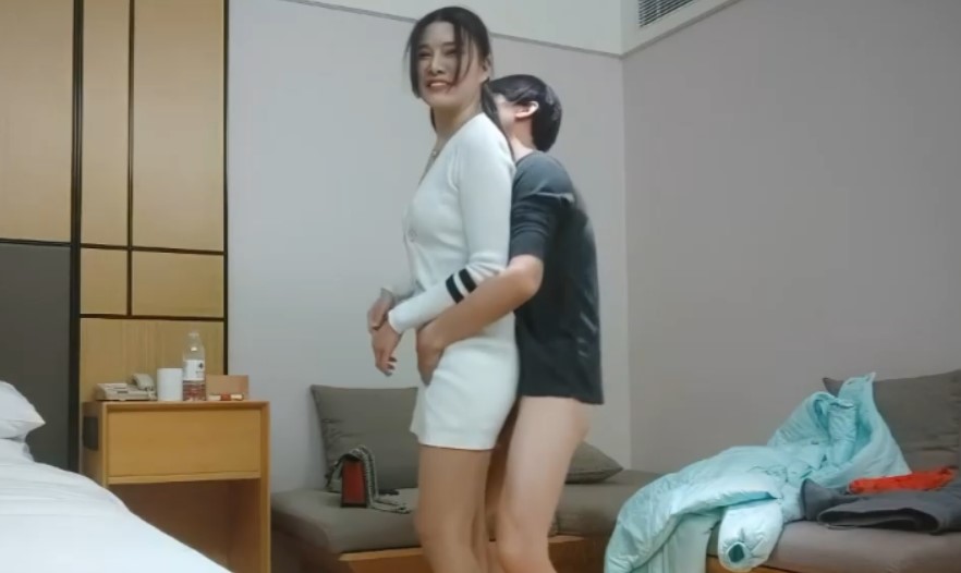 170Cm顶级外围女神，怼着骚穴爆插，搞得太猛妹子有点受不了