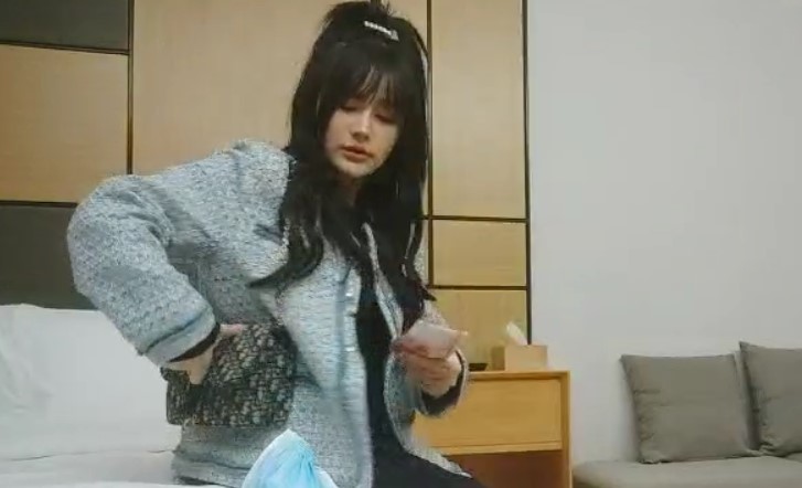 《开发探索》高品质探花，身上上纹身极品外围美妞，69姿势手指猛扣穴，翘着大屁股后入，交叉姿势式爆操