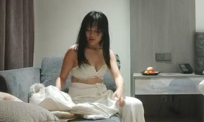 【开发探索】，今夜专攻嫩妹，20岁小萌妹，听话随便亲，打桩机一点儿也不怜香惜玉，暴力输出干瘸，瘫倒在床服了