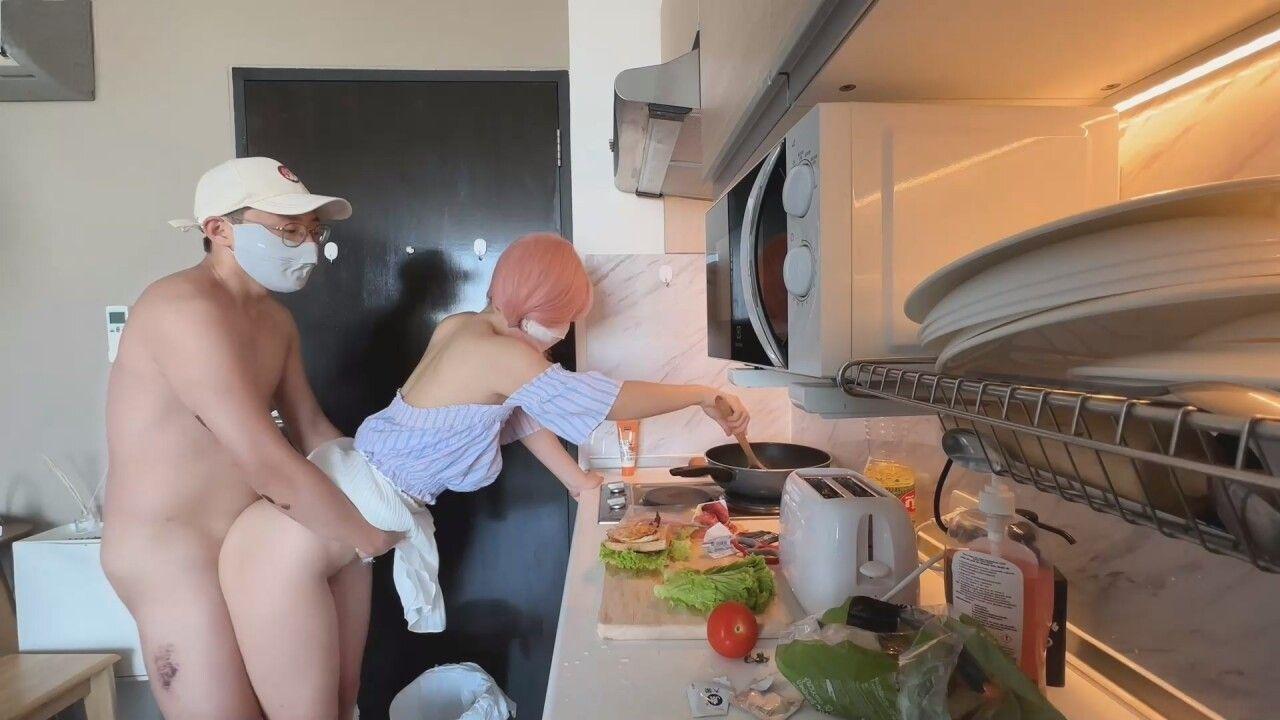 國產AV 西瓜影視 廚房豔情妹妹在家一邊做愛一邊做飯 後入鮮嫩白虎爆肏 真會享受嫩穴早餐 誰受得了 櫻花小貓