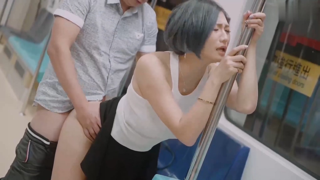 國產AV [swag] 捷運車廂內猥褻高挑美女無套狂插