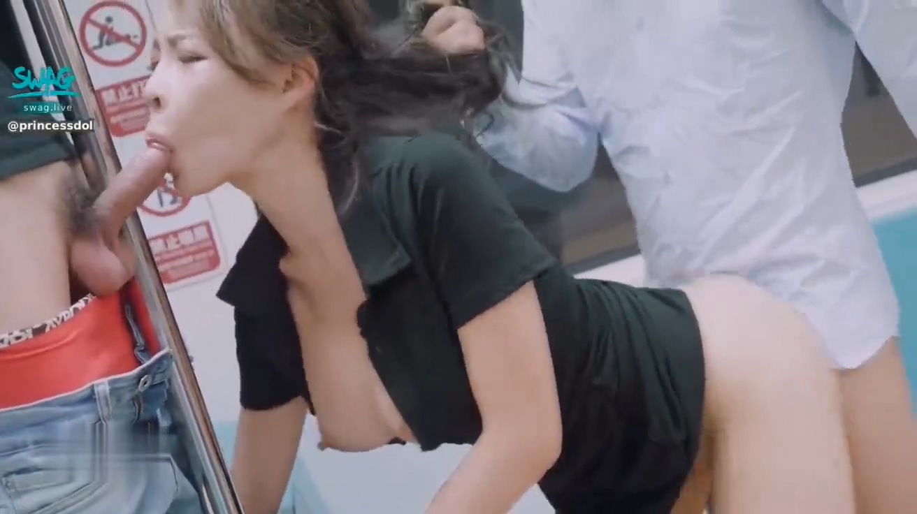 國產AV [swag] 深夜捷運末班車巨乳美女被性騷發情輪幹