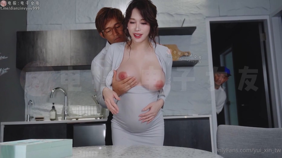 絕色巨乳夢幻女神【辛尤里】当欲望悄然散发，光头房客在门后蠢蠢欲动怀孕的老婆和猥琐光头